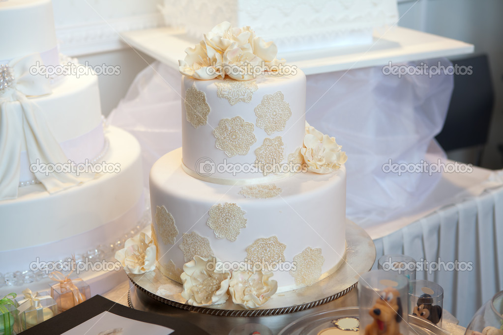 Torta de matrimonio de varios pisos elegante