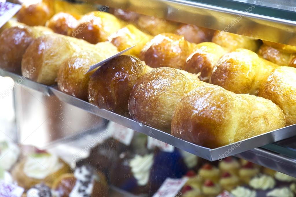 Torta clásica con crema blanca y detalles simples