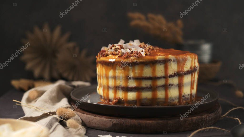 Torta con efecto drip de chocolate